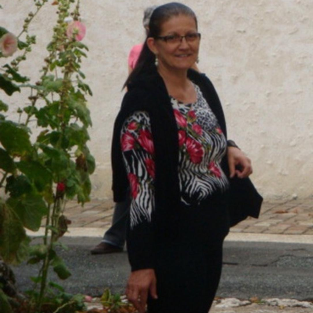 Home ayudemos a maria parada a sonreir de nuevo